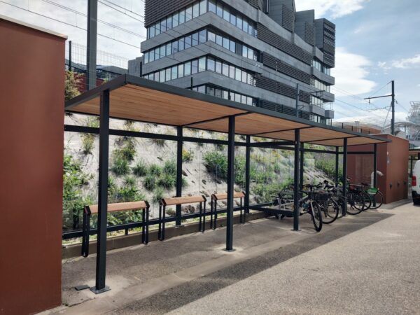 Une solution simple pour stationner les vélos à l'abri des éléments